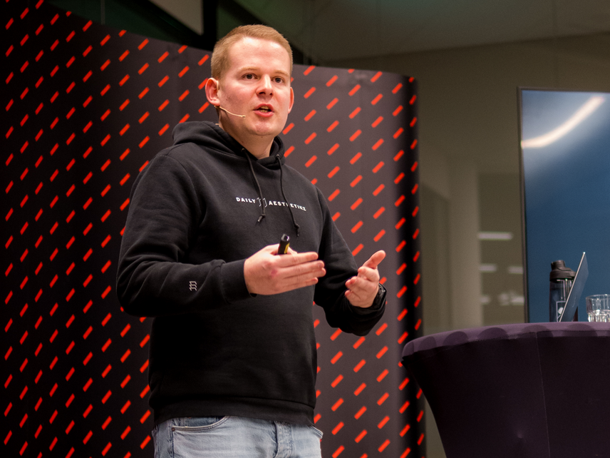 Nic Wortel speaking at a Meetup group